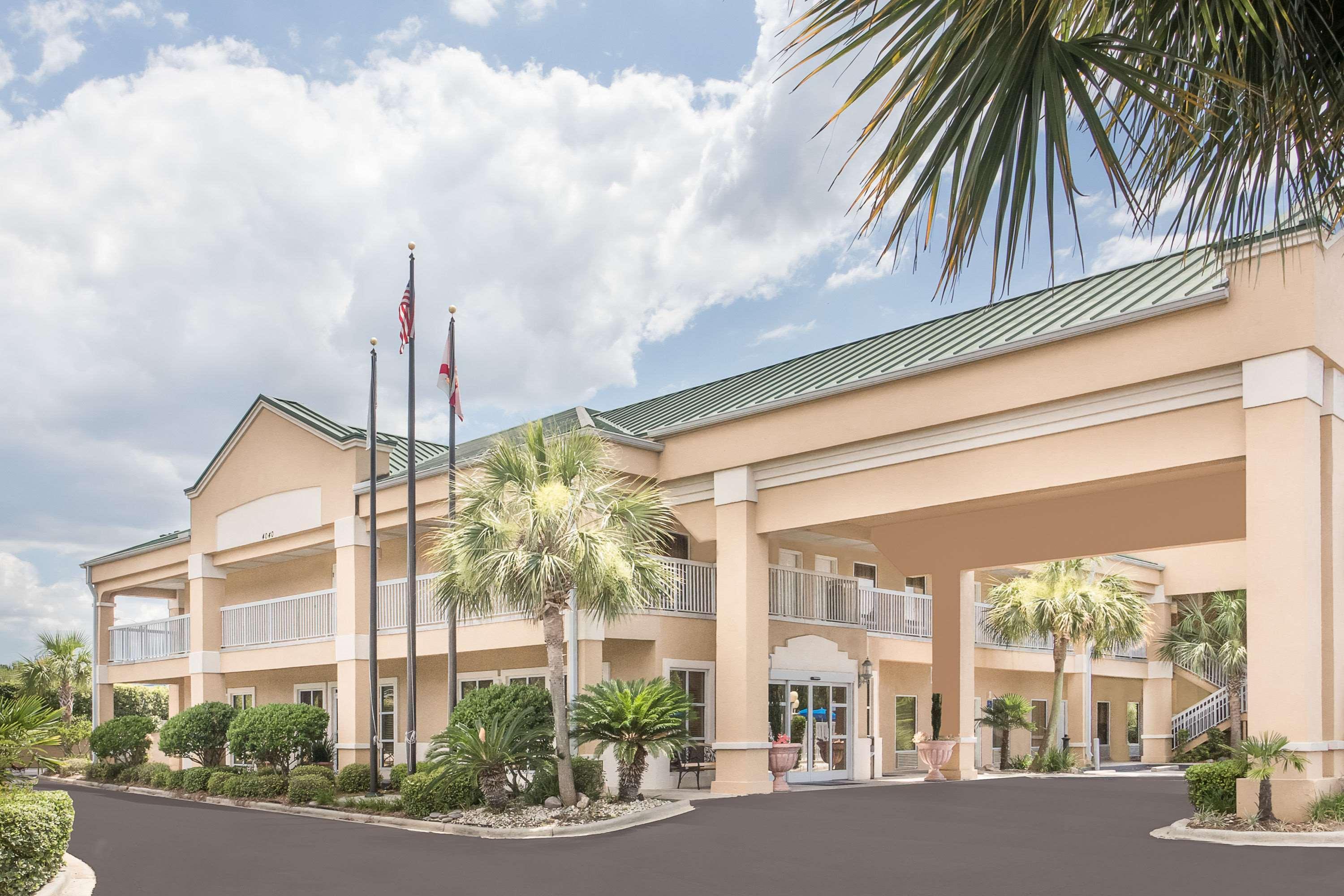 Baymont By Wyndham Crestview Motel Exterior photo